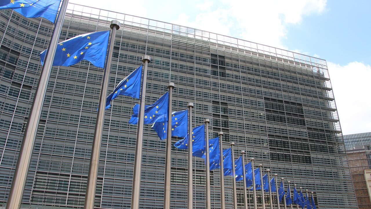 Contenido con IA: lo que la norma europea exige a quien lo publica
